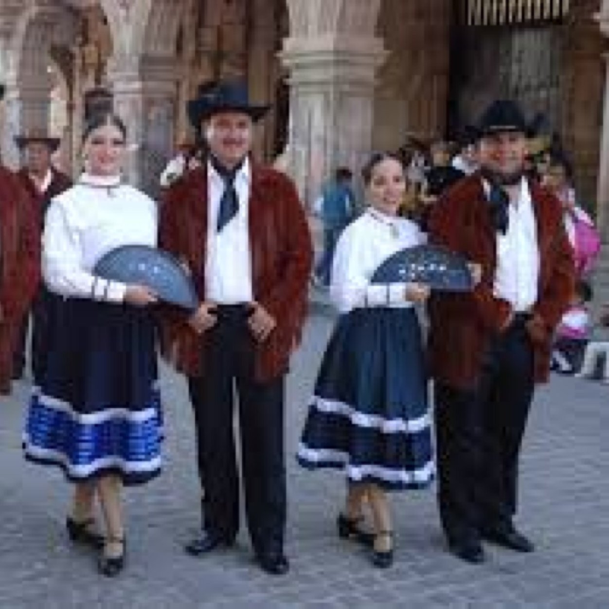 Gente de hidalgo que nunca olvida su tierra y origenes.