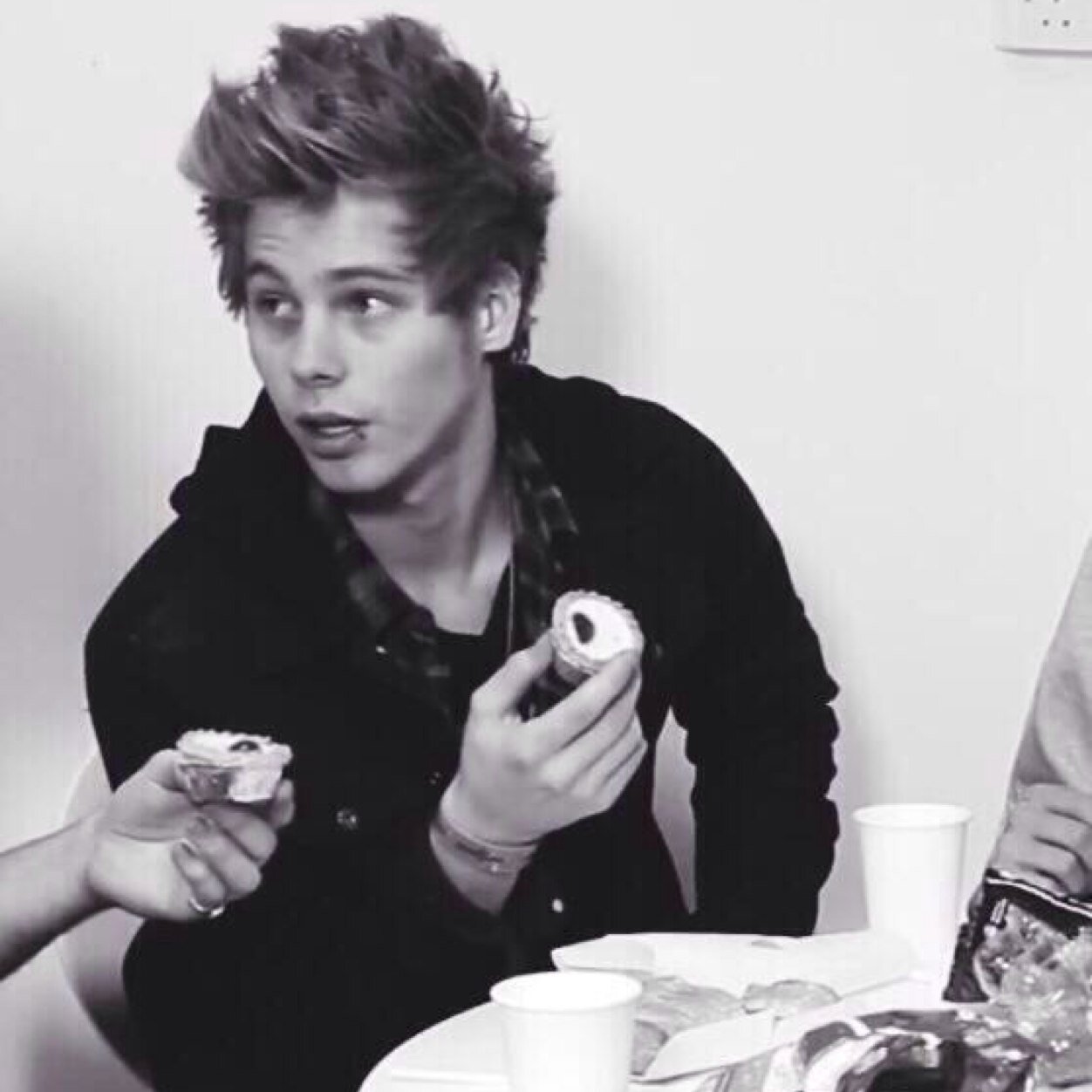 free follow from @SATANSCRAlC follow her she follows back just ask! (:
