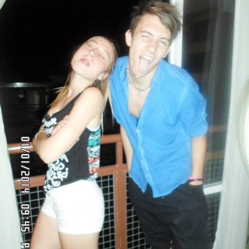 HOLA!! NO SE QUE PONER -.- 
mi facebook.. : https://t.co/D9ap3QJxEY
mi ask --- preguntame :
http://t.co/PLHDkxsGlW