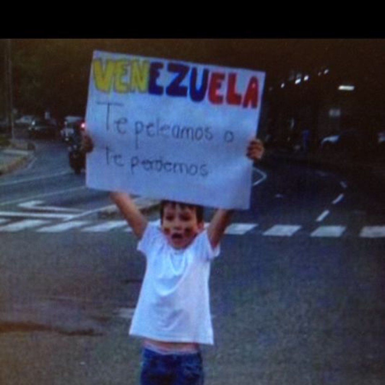 ENAMORADO DE MI PATRIA, ORGULLOSO POR ENCIMA DE TODO DE SER VENEZOLANO, DECIDIDO A LUCHARTE Y RECONQUISTARTE VENEZUELA Y NEGADO A HACER MALETAS.