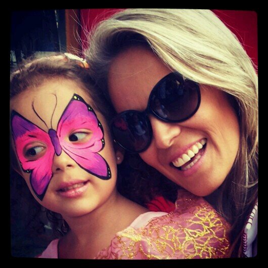 Facebook: grifeelainehenrique

Instagram: elainehenriqueoficial