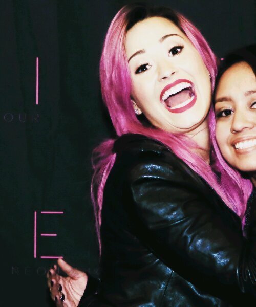   '  #Belieber & #Lovatic com orgulho