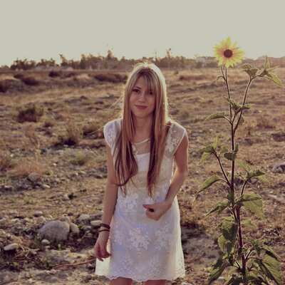 Profile Picture of Holly Hart (@h0llyhart) on Twitter