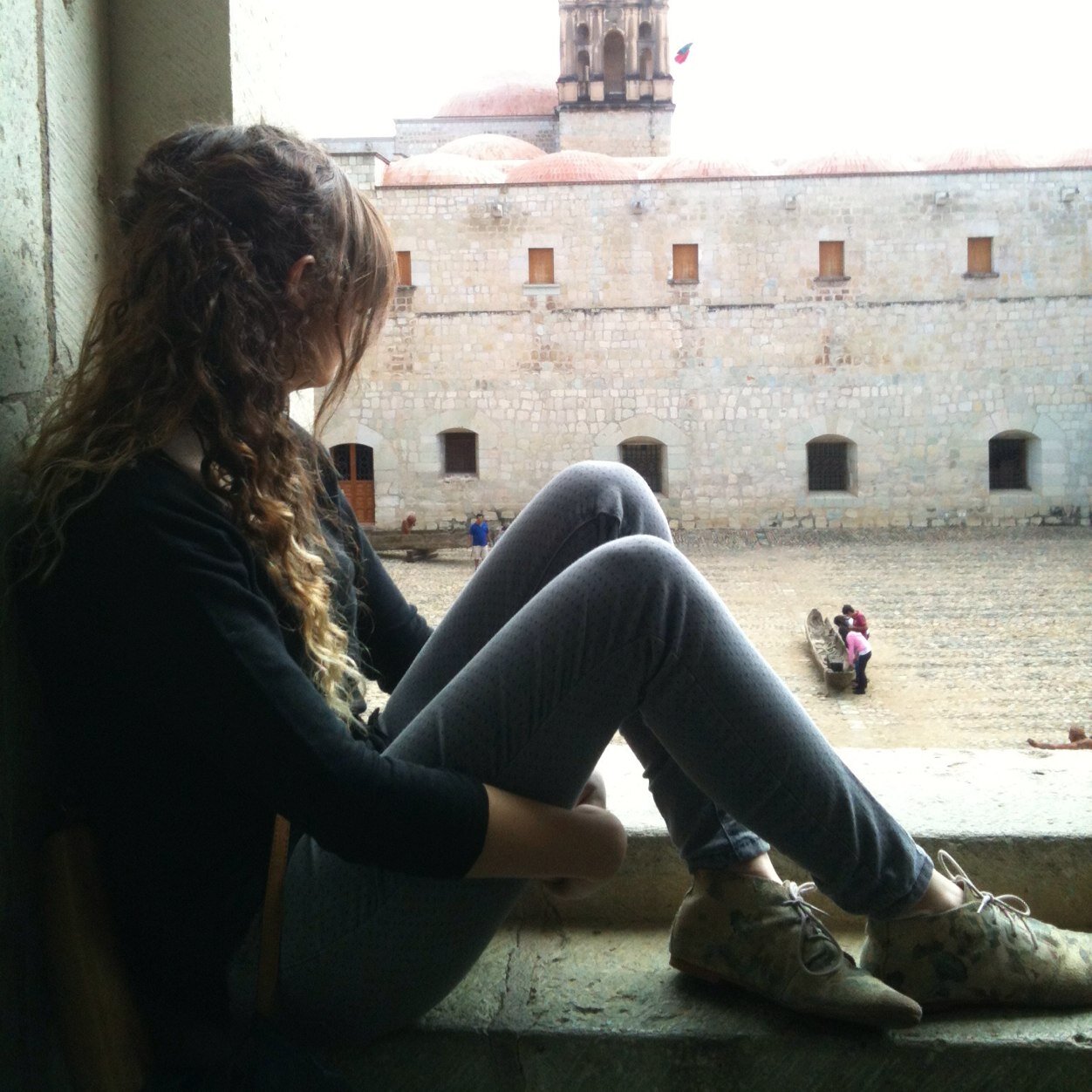 No me gusta el inglés pero me fascina lo inglés. Soy arrítmica y tengo la letra fea, pero cómo bailo y me gusta escribir. Lectora de Freud.