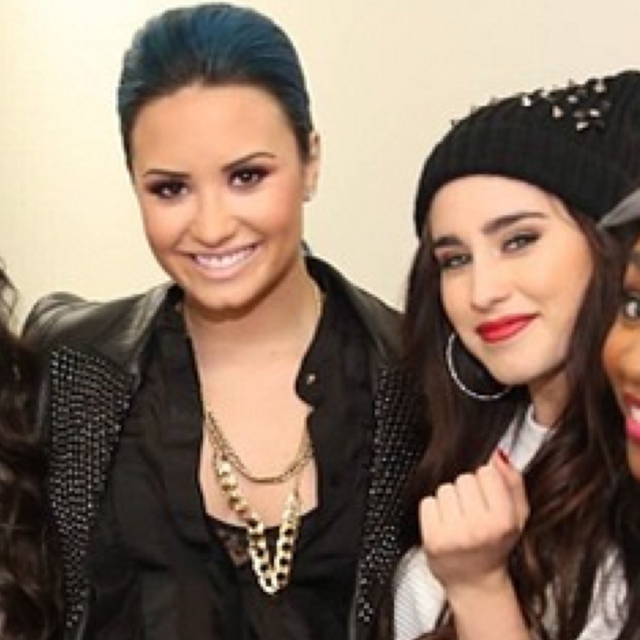 laurmetrias's profile picture. just a reminder: you are beautiful and you are loved and you are worth so much more than you think // follow @laurjauregui