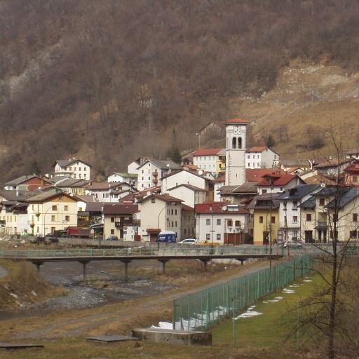 Sono una linguista ungherese, mi chiamo Enikő Hoppa. Studio le isole linguistiche germaniche in Italia.