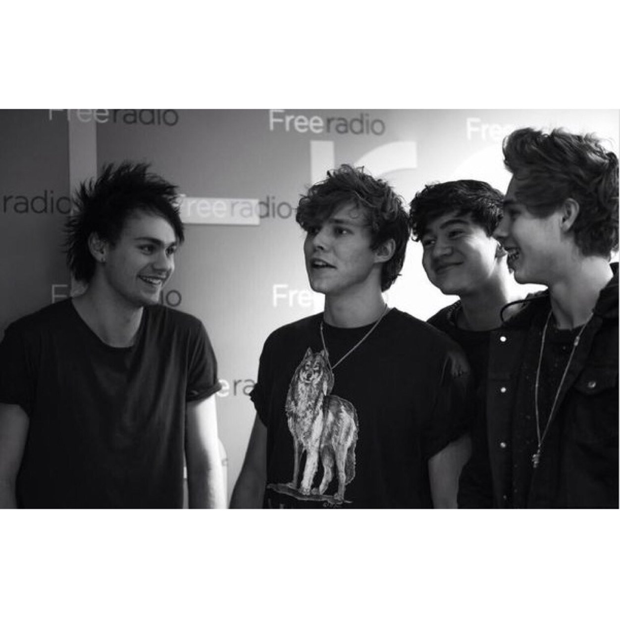 Free FOLLOW| Follow  @SantosShainaa and @Delicious_5SOS