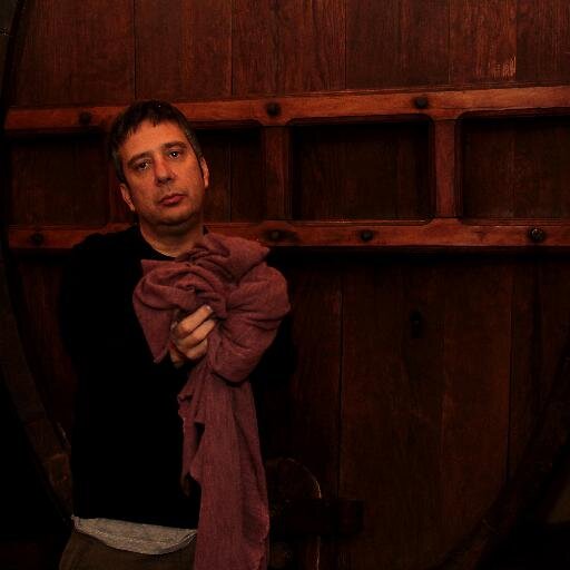 Italian brand specialised in handwoven naturally dyed scarves.