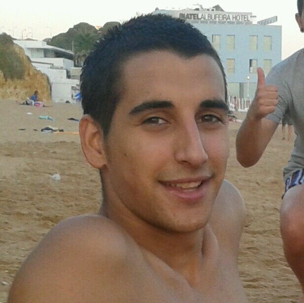Estudiante de I.T.I.Amante del automovilismo(RACING).Madridista hasta la médula.(Ante la duda, PEDAL A FONDO)
