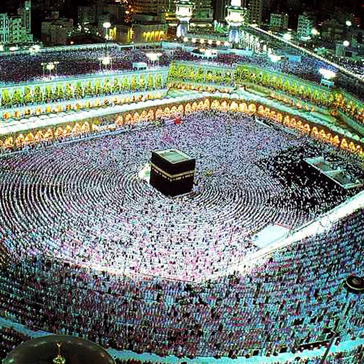 الحياة :
قد تتعثر ولكنها لا تتوقف !
الأمل :
قد يقل ولكن لا يموت أبداً !
الفرص :
قد تضيع ولكنها لا تنتهي !
