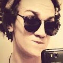 Fã da Avril Lavigne, da banda de rock Avenged Sevenfold, Nirvana, AC/DC e Metal 'u' - E Fã do @Christian_fig  :3