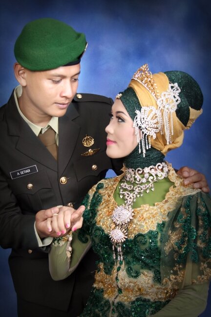 masa lalu memang menyimpan banyak kenangan,namun itu bukan alasan tuk tdk terus melangkah kedepan....:-)