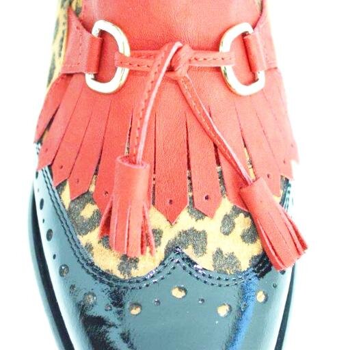 A marca Ana Amorim disponibiliza, para além das coleções, que podem ser personalizadas, o serviço de desenho e confeção de calçado exclusivo, designado My Way.