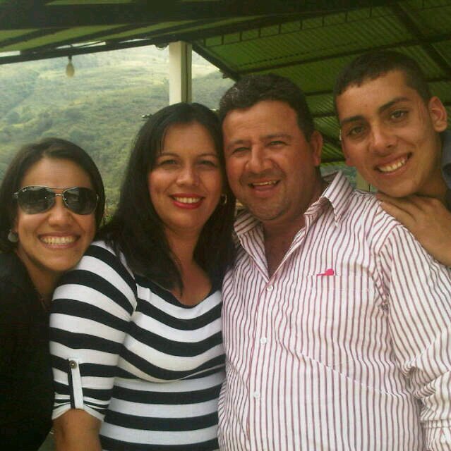 naci el 03-01-1981 mido 1.72 peso 71kg venezolana licenciada en educacion preescolar madre de 4 hijos servidor publico