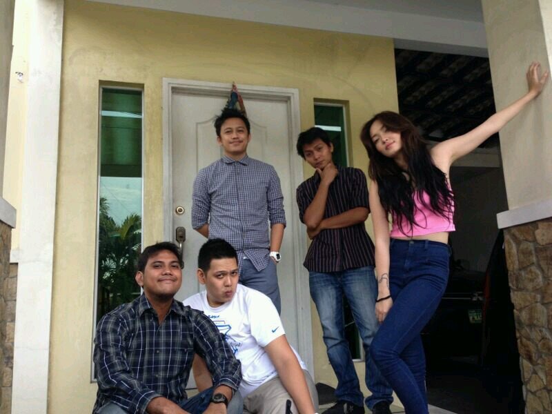 ferownofficial's profile picture. Yellow Room Music Philippines                        For bookings and inquiries, contact: 09175600921