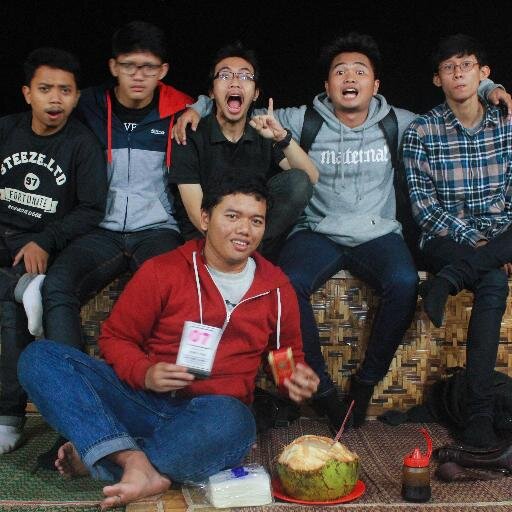 |Senyum adalah hal yang paling indah 
,cinta adalah hal yang harus di syukuri| 
berusaha itu wajib!!| hidup adalah bergerak