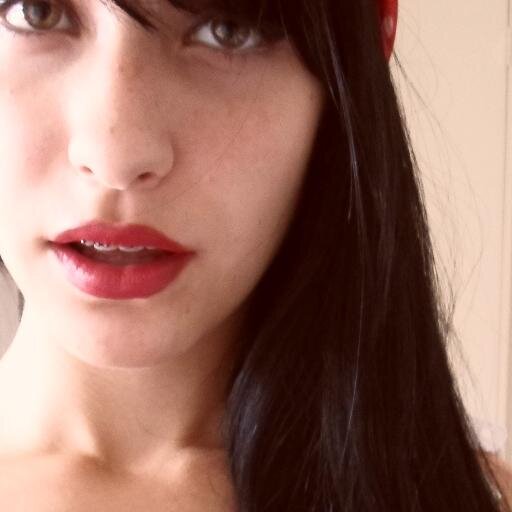 atriz de mentira,cantora de chuveiro,poeta de ironias e azarada pra caramba,sonha alto e vive com a cabeça no mundo da lua   **)