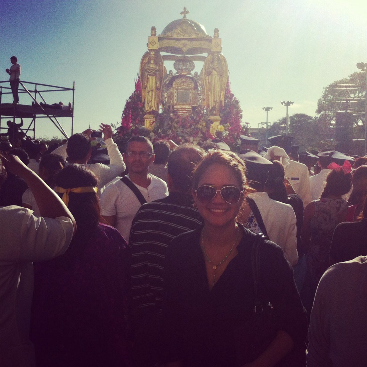 Periodista, Locutora , Maestría en Mercadeo. 100% Catolica Dios♥La Virgen... Amo ser YO misma, Reir a carcajadas, Bailar y la buena comida..!