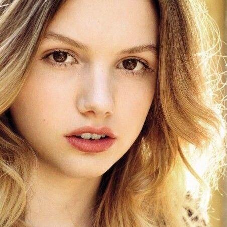 18. Anorexica.Acabo de salir del hospital. He intentado suicidarme varias veces. Antisocial y solitaria. No me llevo bien con nadie. Mejores amigas April y Effy