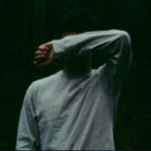 لا أتبع احد وَلا أفكر بِ تفكير أحد ولا أريد أن أكون بِ منطق أحد ، خُلقت بشرًا لِأنفرد ب عقلي وأكون ليّ قبل أي أحد