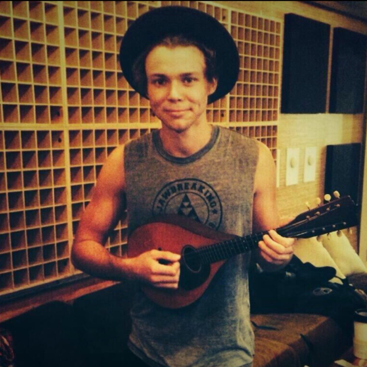 free follow from @hemmokiss
Ask for ashton follow help on that account
ily