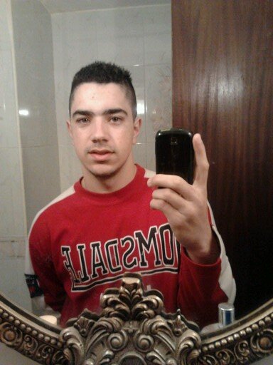 chico al que le gusta la fiesta y la musica y Mi pasion los coches ante todo ;)