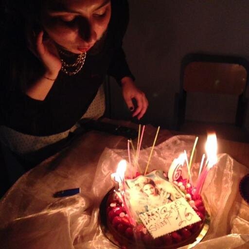 meeeriii's profile picture. Da grande metterò assieme tutti gli studi di cultura pop che sto conducendo da 26 anni per fare fighissimi commercial pepsi.
http://t.co/dKw12lFboP