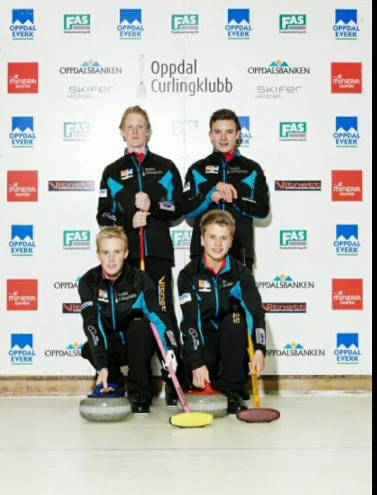 Vi er et curlinglag fra Oppdal som spiller yngre junior og kommer til å satse videre.