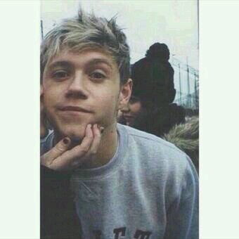 hi babe I gave you a free follow :) pls follow @sunshinehorann ilysm