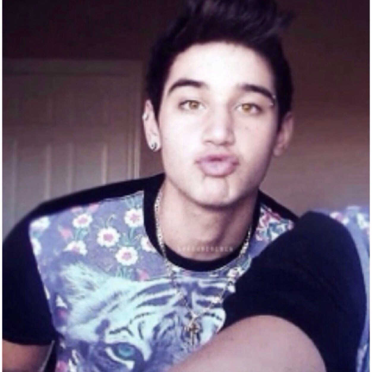 I GAVE YOU ALL A FREE FOLLOW, FOLLOW @zoee_bowiee OR I UNFOLLOW