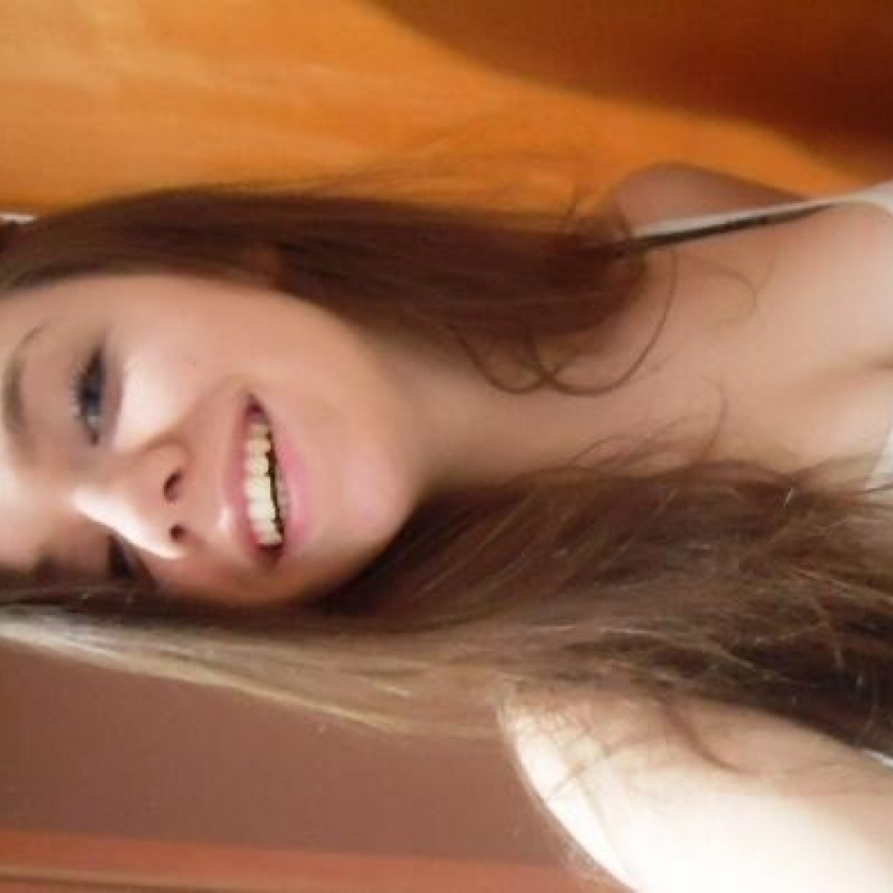 Sorria sempre. Seus lábios não precisam traduzir o que acontece no seu coração.