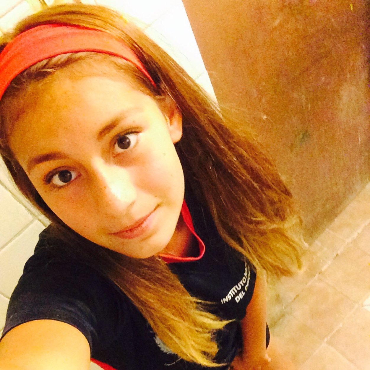 Holi, me encanta miley cyrus, práctico taekwondo..

Agrégame a face ;) Catalina Schober