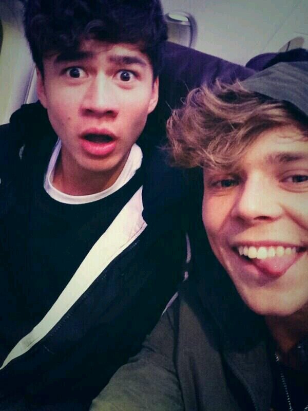 ashton irwin is prettier than me