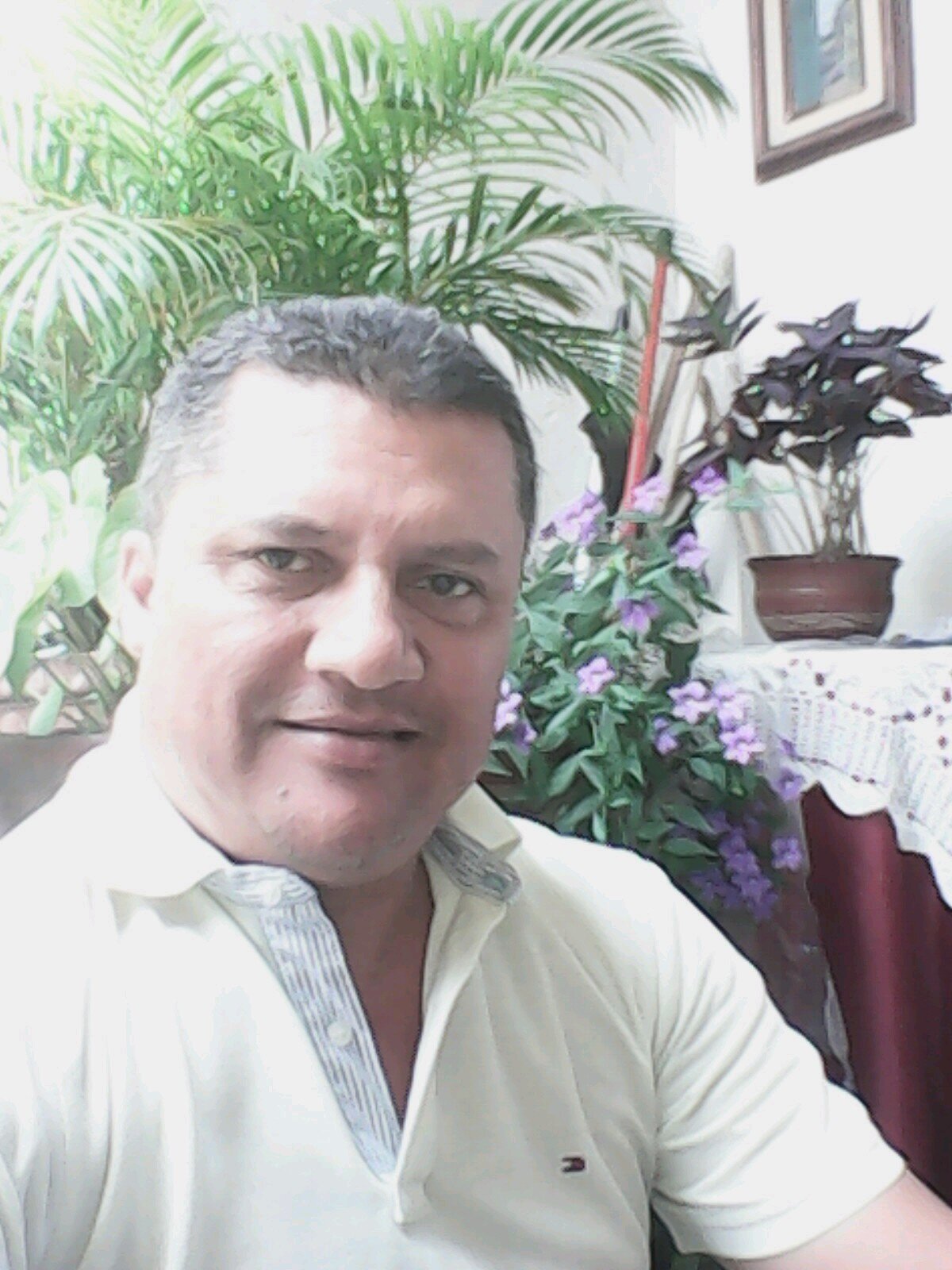 nací un 13 de julio de 1968 en Buga. casado con Marisol Gómez Cardona y con dos hijos: valentina de 15 años y Nicolás con 10. Soy Abogado y Periodista.