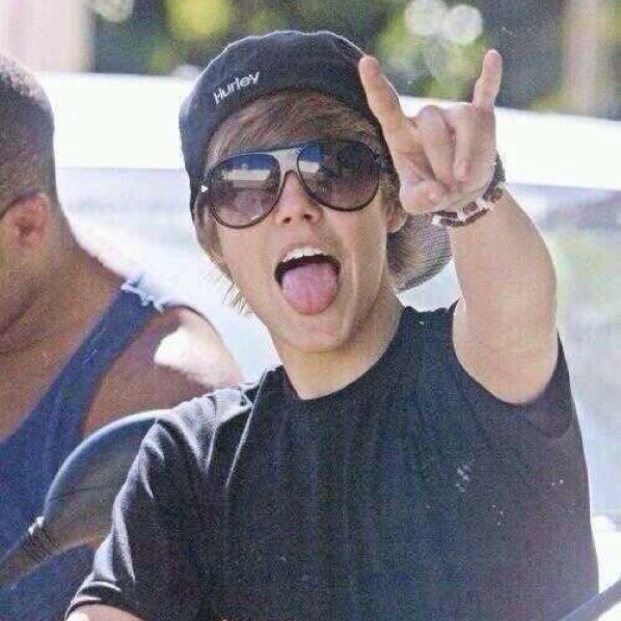 belieber/smiler/mahomie. follow me, i follow back.c: