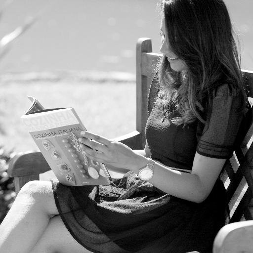 Mulher,menina.Preta,branca, colorida.Curiosa e apaixonada por Biblioteconomia