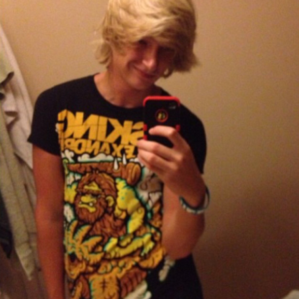 im maxy :3 im gay taken by my boo @suck_alex hes mine touch him ill kill you. im silly sometimes im shy /.\