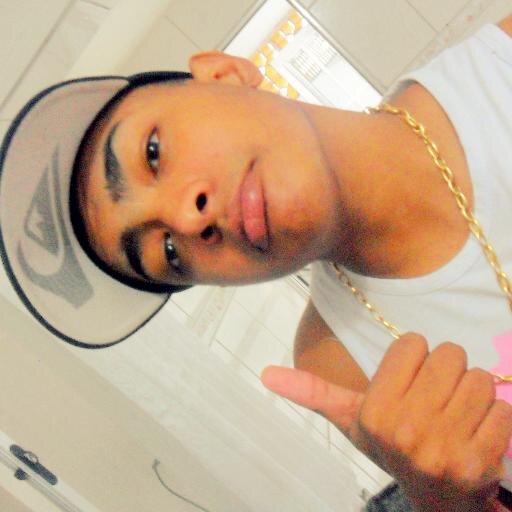 Tenho 18 anos, Sou realista e sepa meio sincero,um pouco safado,engraçado, muito ciumento & apenas mais um sonhador.

http://t.co/hL592zTtol