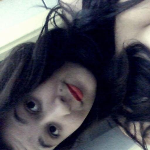 ' a menina que usava o all star tradicional e uma bermuda brega,
mais que hoje solta seus cabelos e desfila pra causar inveja !★ ☆