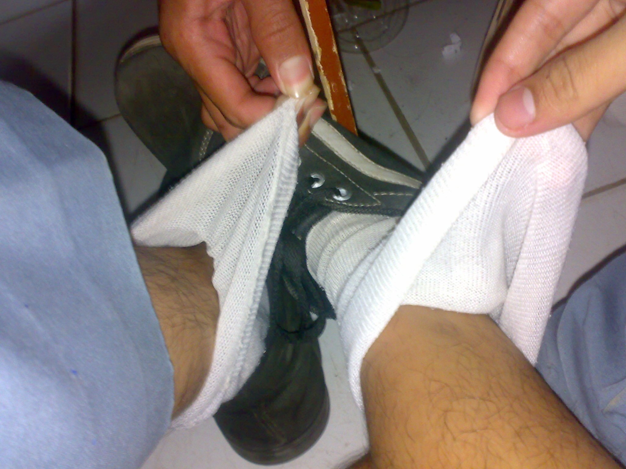 kaos kaki kendor itu gunanya untuk memperlancar sirkulasi darah di daerah kaki menuju otak. Itu juga berguna untuk mencegah kesemutan dan keram.