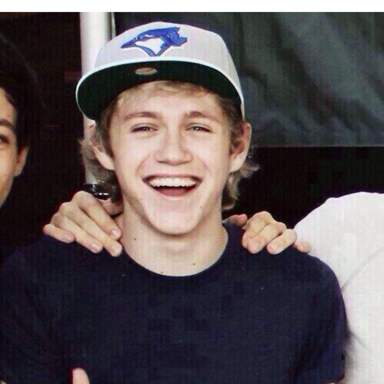 FOLLOW @artsyboyniall PLEASE