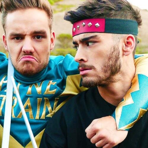 My idols: Harry,Liam,Louis,Zayn & Niall. Amante del futbol y de los video juegos