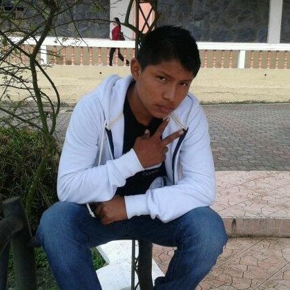 Chico aventurero, estudiante de sistema...