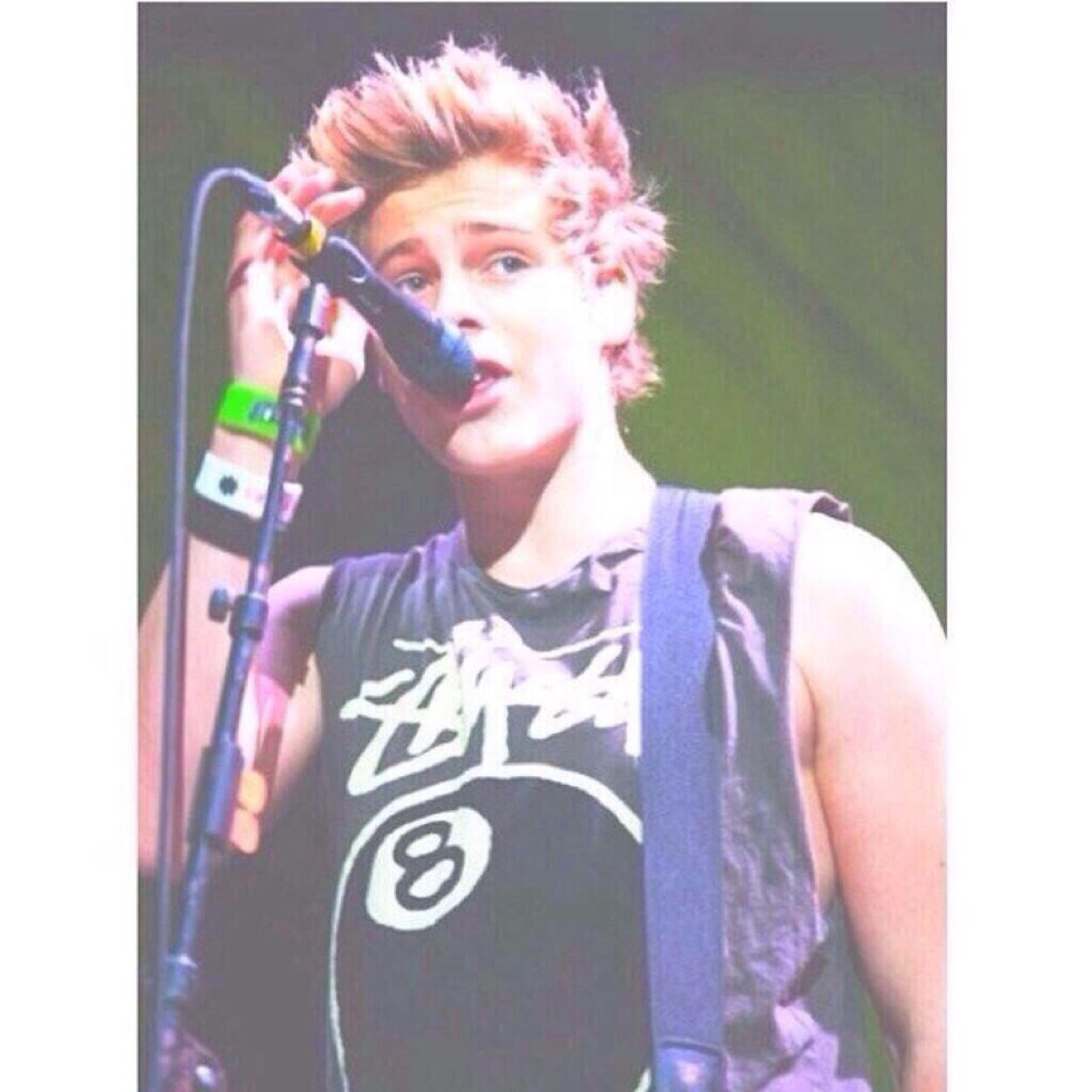 Free Follow,Also dont give up he'll follow u :)im still waiting for mine!FOLLOW @cliffordsjunk
