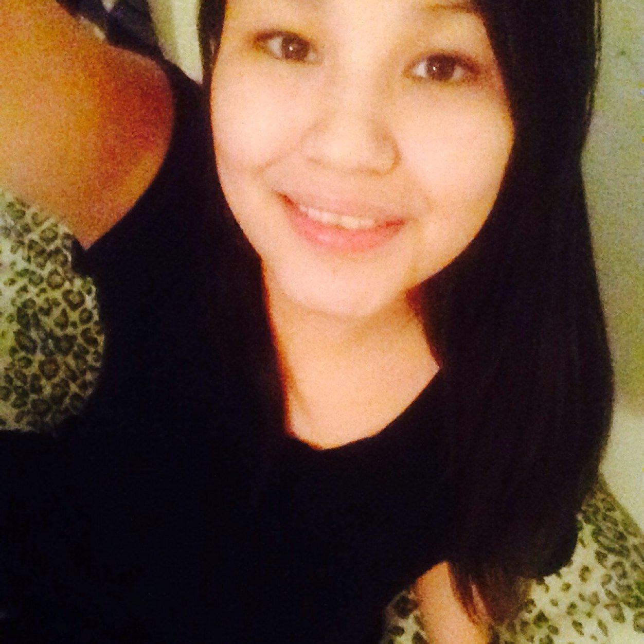 first of all, my name is Roxanne, aint fake but real. i love ONE DIRECTION, & evanesencse. oohhhdamn, okwell follow me and ill follow back.:) cause yolo fgts.