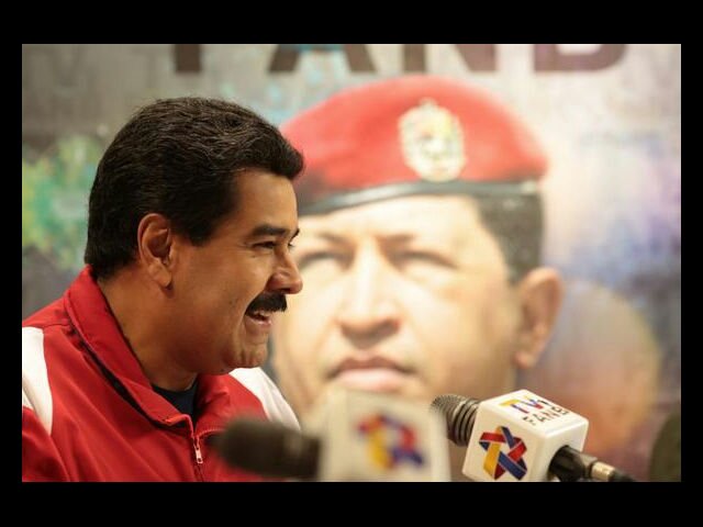 Con el Morral de Hugo!! Ahora mas Chavista q nunca. Apoyando al Presidente @NicolasMaduro Soldada Distingida de la #TROPA de Chavez y Maduro