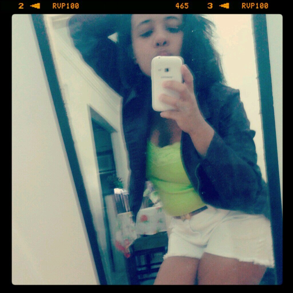 umα gαrotiinhα q vê o mundo cor de rosα , e nαo deixα de ser sonhαdorα, http://t.co/2U8Ztjc4I3