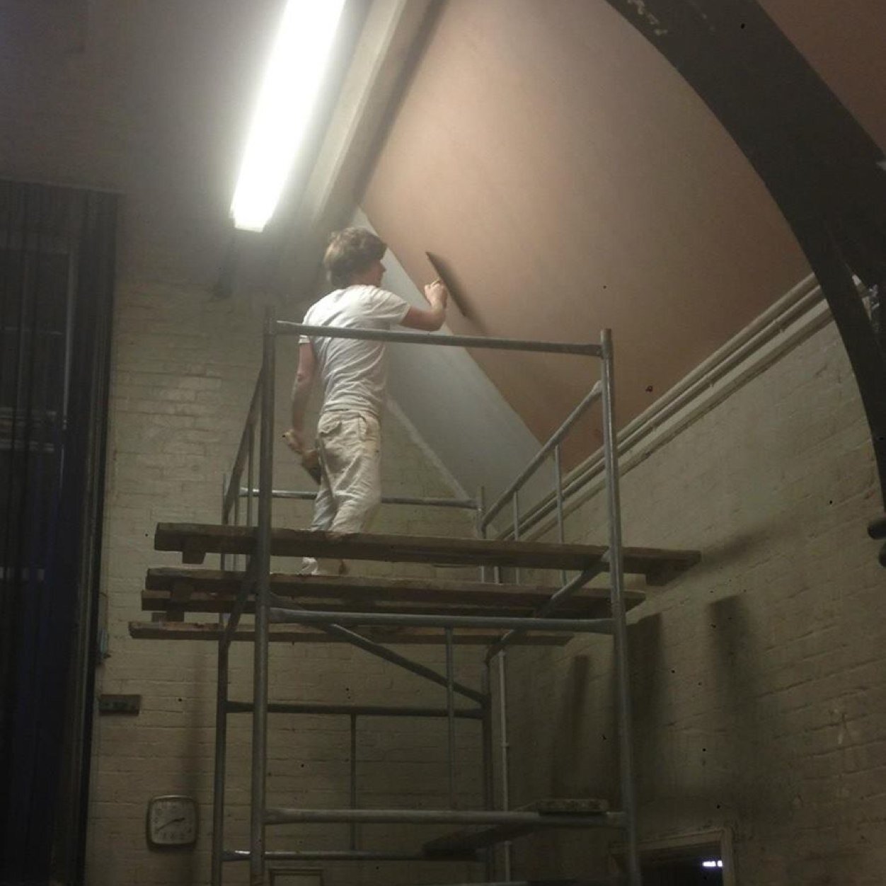 Bartholomews plastering service offers the highest quality plastering, rendering, screeding, and painting decorating.
For free quation call Matt 07513 175128