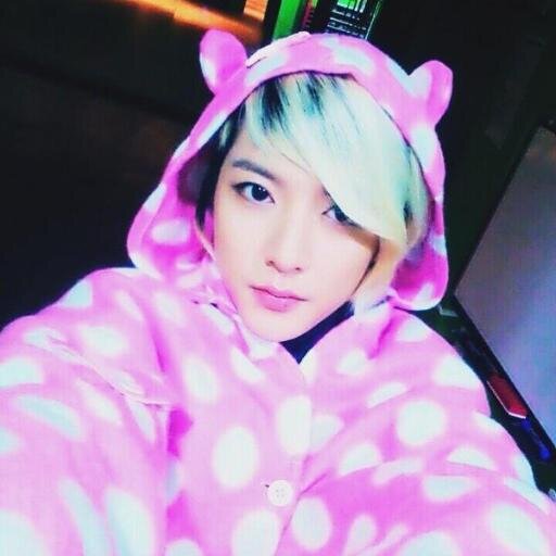 emm.. el maknae de Nu'est/ no me ignoren solo porque soy nuevo/ y..  soy nuevo ._.
