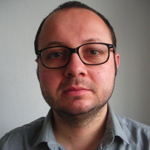 trabajo en gestión cultural y en generación de contenidos para empresas del sector del libro y del ámbito digital. analizo las tendencias del mercado editorial.